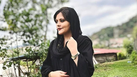 الممثلة الإيرانية نازنين بنیادی: الشعلة التي أوقدتها مهسا لا يمكن إخمادها