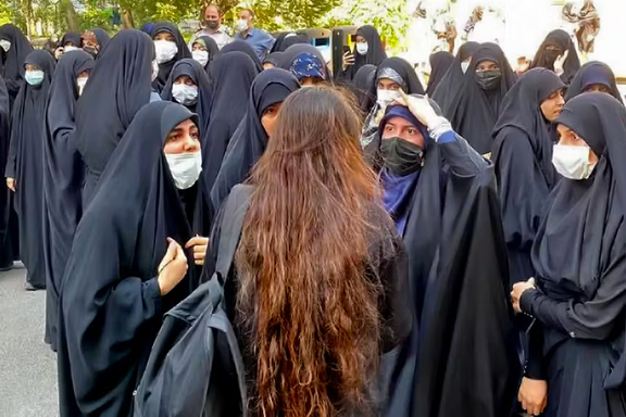 خبرگزاری وابسته به سپاه: تیشرت و شلوار در شان دانشجوی دختر نیست