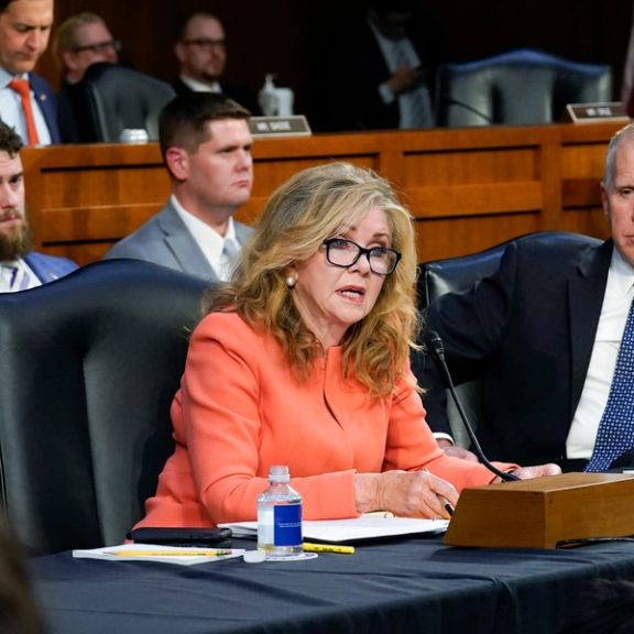 بلکبرن، سناتور جمهوریخواه: رژیم ایران برای سرکوب مردم معترض به ظلم، اینترنت را قطع میکند