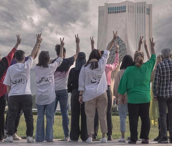 بيان أكثر من 200 ناشط وكاتب وفنان إيراني: القمع يظهر أن النظام "ليس لديه أمل في البقاء"