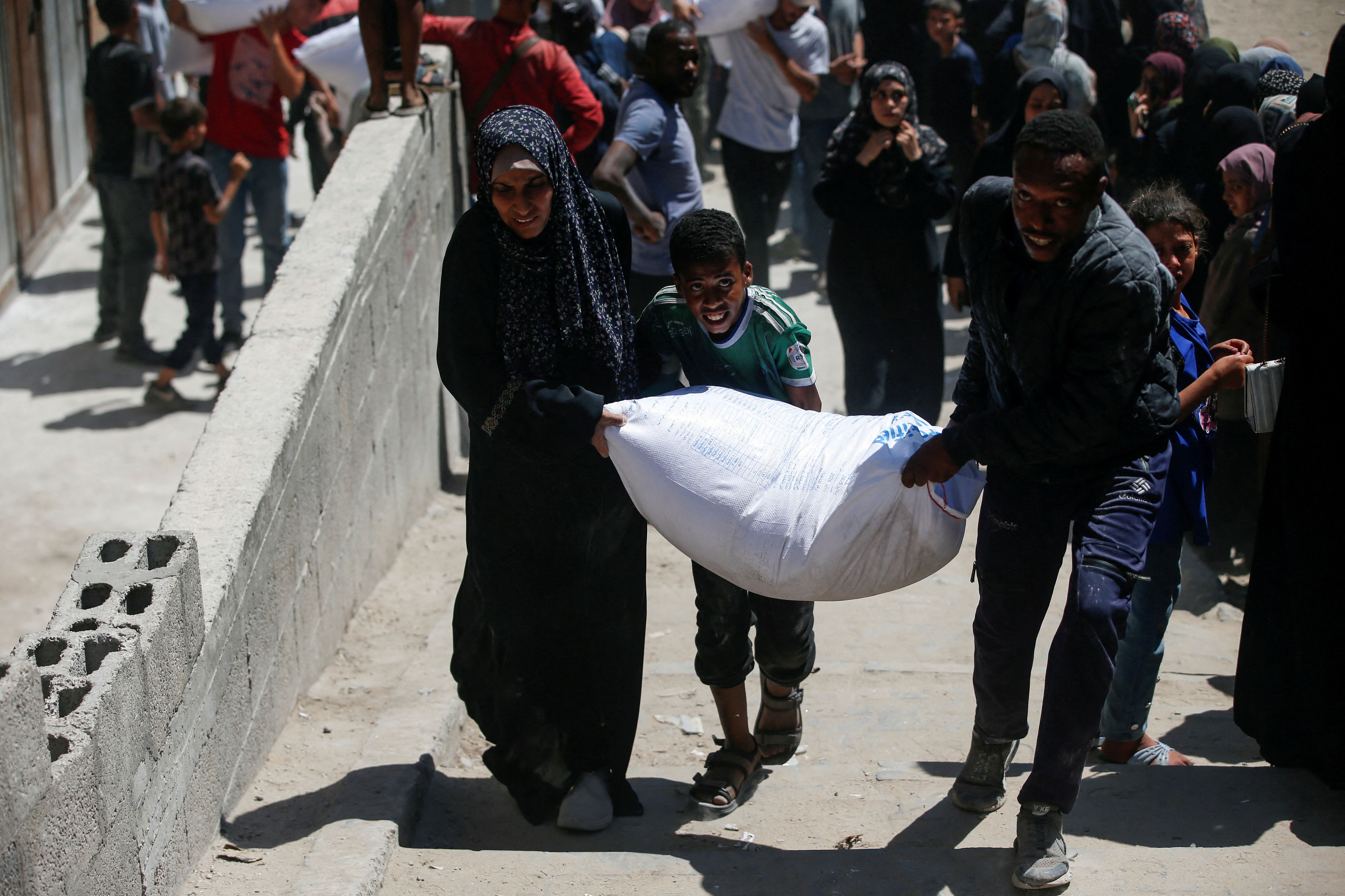 فلسطینیان در صف دریافت کمک‌های غذایی، شهر غزه،‌ پنجم تیر