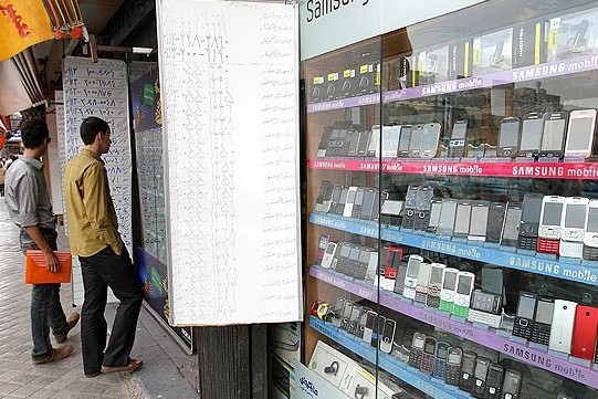Customers looking at mobile phones and prices in Tehran.