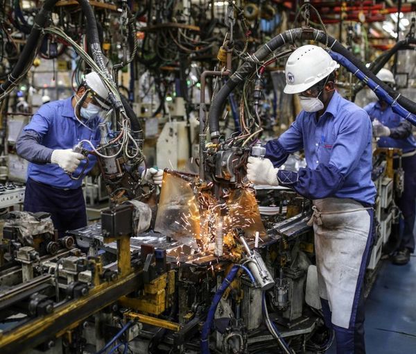 مع تراجع المؤشرات وانخفاض التفاؤل بشأن تحسين الإنتاج.. الاقتصاد الإيراني على "وشك الركود"