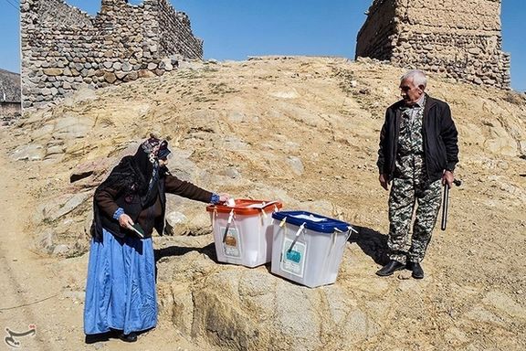 An Iranian woman casting her vote in the elections in the city of Ahar, East Azarbaijan province, March 1, 2024