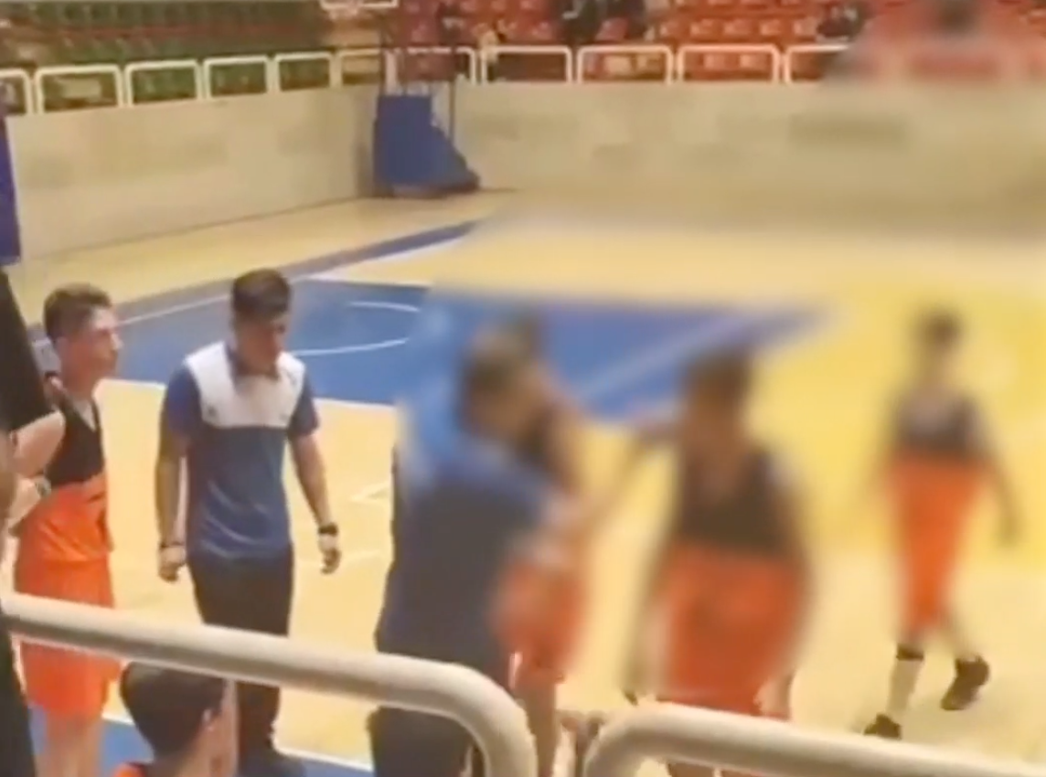 سرمربی تیم بسکتبال نوجوانان مرند که یک بازیکن را کتک زد، محروم شد