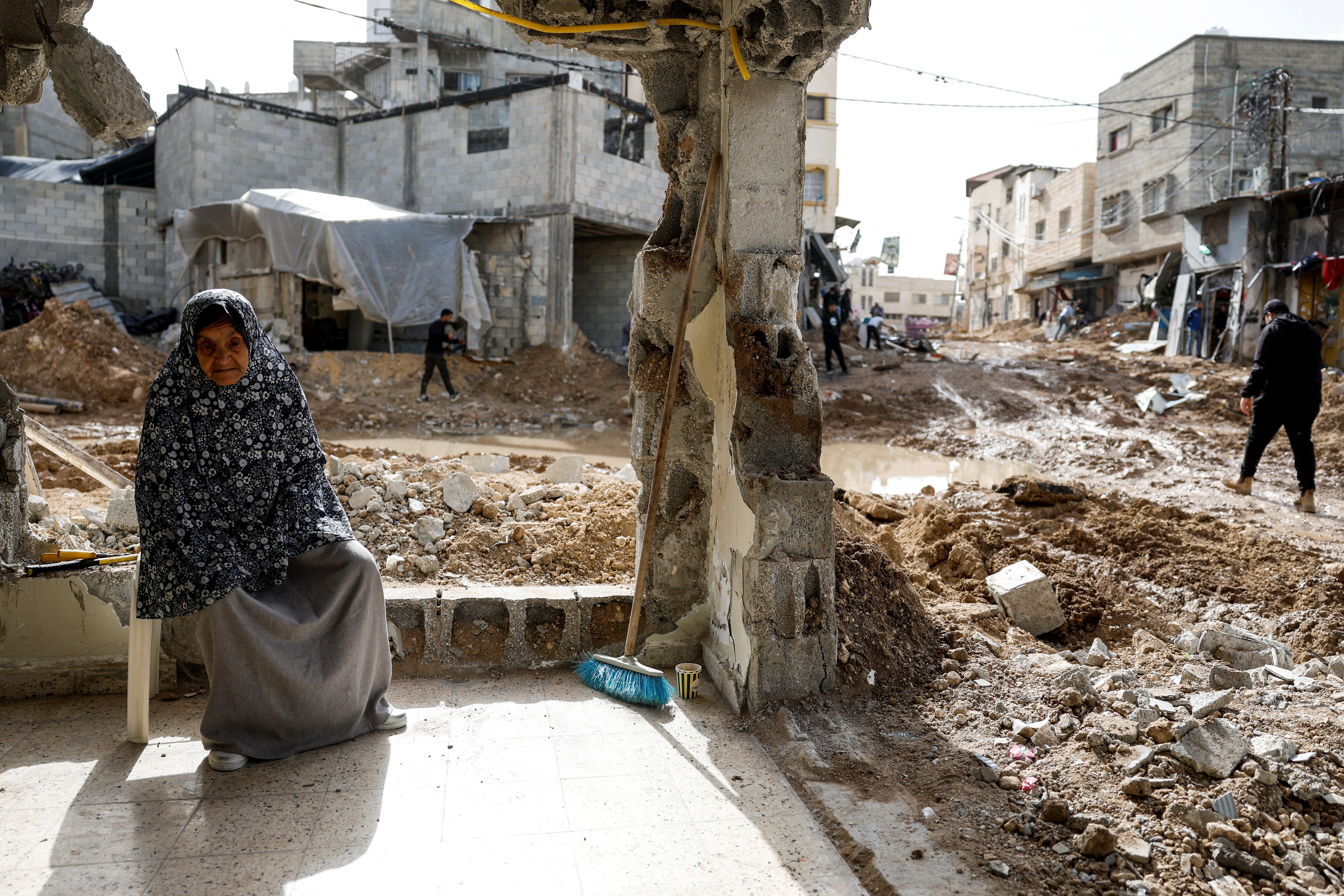 یک زن فلسطینی در میان ویرانه‌های به جا مانده از درگیری‌ها در طولکرم، کرانه باختری، ششم دی