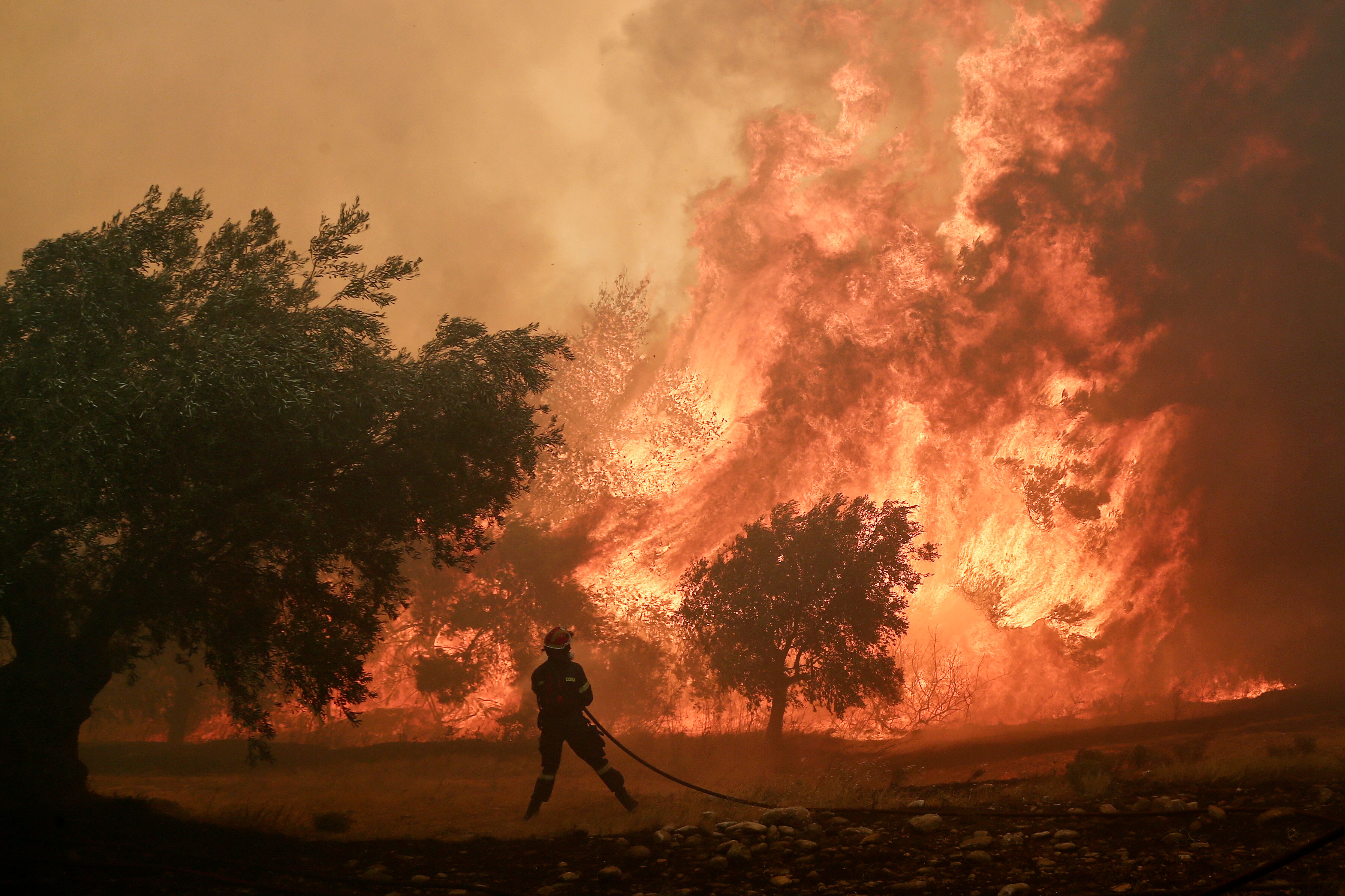 آتش‌سوزی و شعله‌های عظیم آتش در حومه آتن