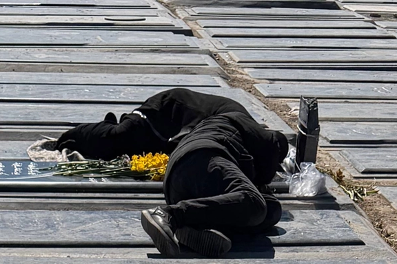 سوگواری والدین جاویدنام محمدعرفان فرجی بر مزار او، بهشت زهرای تهران