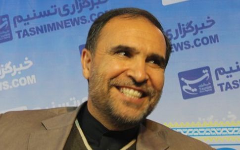 برلماني إيراني: المواطنون الأميركيون يعلقون صور "خامنئي" على المباني