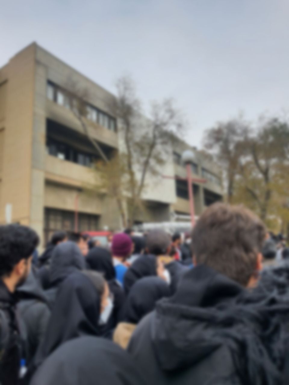 طلاب الجامعة في إيران يتبادلون الدعم.. ويتظاهرون لمصرع زميلهم في حريق كلية الكيمياء