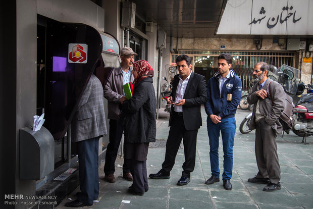 People withdrawing cash assistance government has deposited in their accounts.