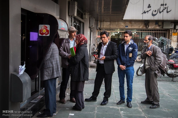 People withdrawing cash assistance government has deposited in their accounts.