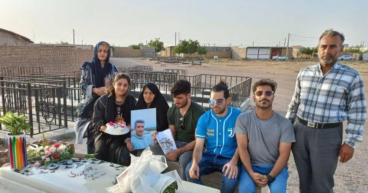 دیدار و هم‌دردی خانواده کشته‌شدگان خیزش انقلابی با مادر جواد حیدری در مزار پسرش