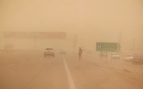 روزنامه اعتماد از طوفان خاک و شن و قطع آب و برق در سیستان و بلوچستان خبر داد