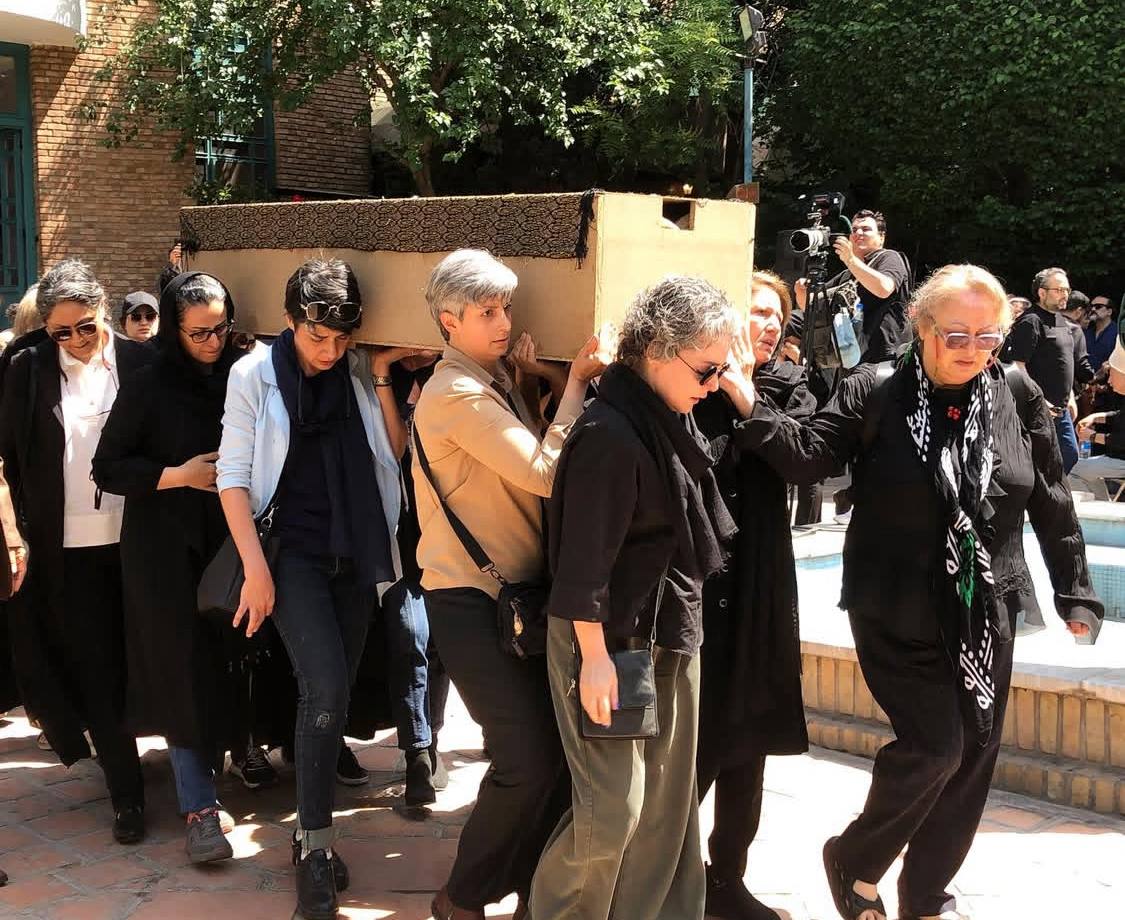 از خاک‌سپاری «مردانه» فروغ فرخزاد تا تشییع پیکر شیوا ارسطویی بر دوش زنان مخالف حجاب اجباری