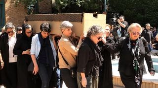 از خاکسپاری «مردانه» فروغ فرخزاد تا تشییع پیکر شیوا ارسطویی بر دوش زنان مخالف حجاب اجباری