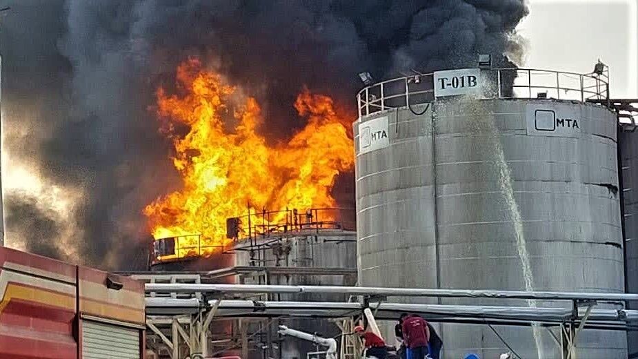 Fire in the Aftab Oil Refining company in Iran's southern port city of Bandar Abbas on July 10, 2023 