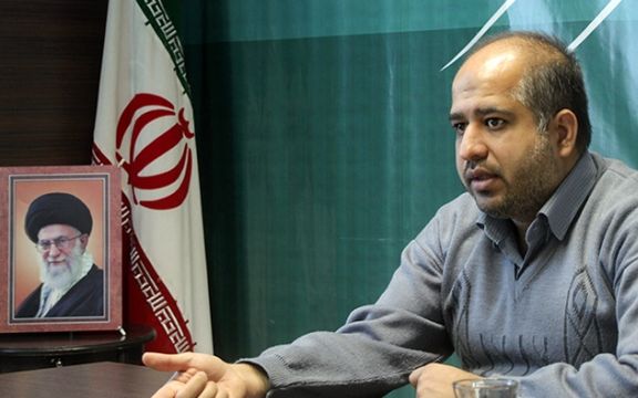 نماینده حامی ممنوعیت آیفون از آیفون استفاده میکند