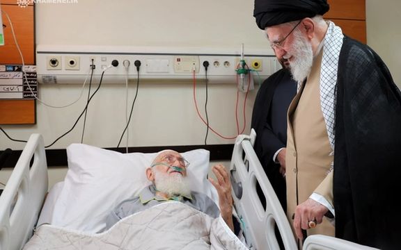 خامنهای از نوری همدانی ۱۰۰ ساله در بیمارستان عیادت کرد
