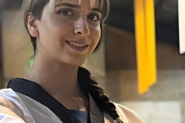 اعتقال رياضية في إيران بسبب أدائها حركات استعراضية في الشارع وارتدائها زيًا اختياريًا