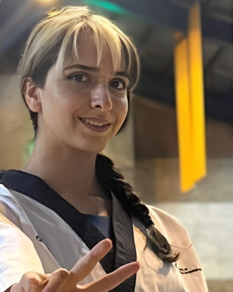 موقع حقوقي: اعتقال لاعبة تايكوندو إيرانية لقيامها بحركات استعراضية في الشارع