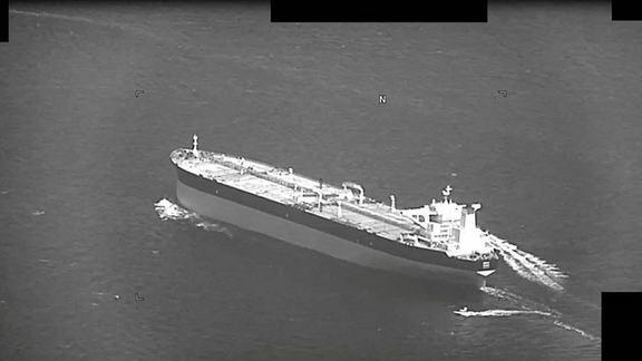 "أسوشييتد برس": صور الأقمار الصناعية تظهر نقل سفينتين احتجزتهما إيران إلى بندر عباس