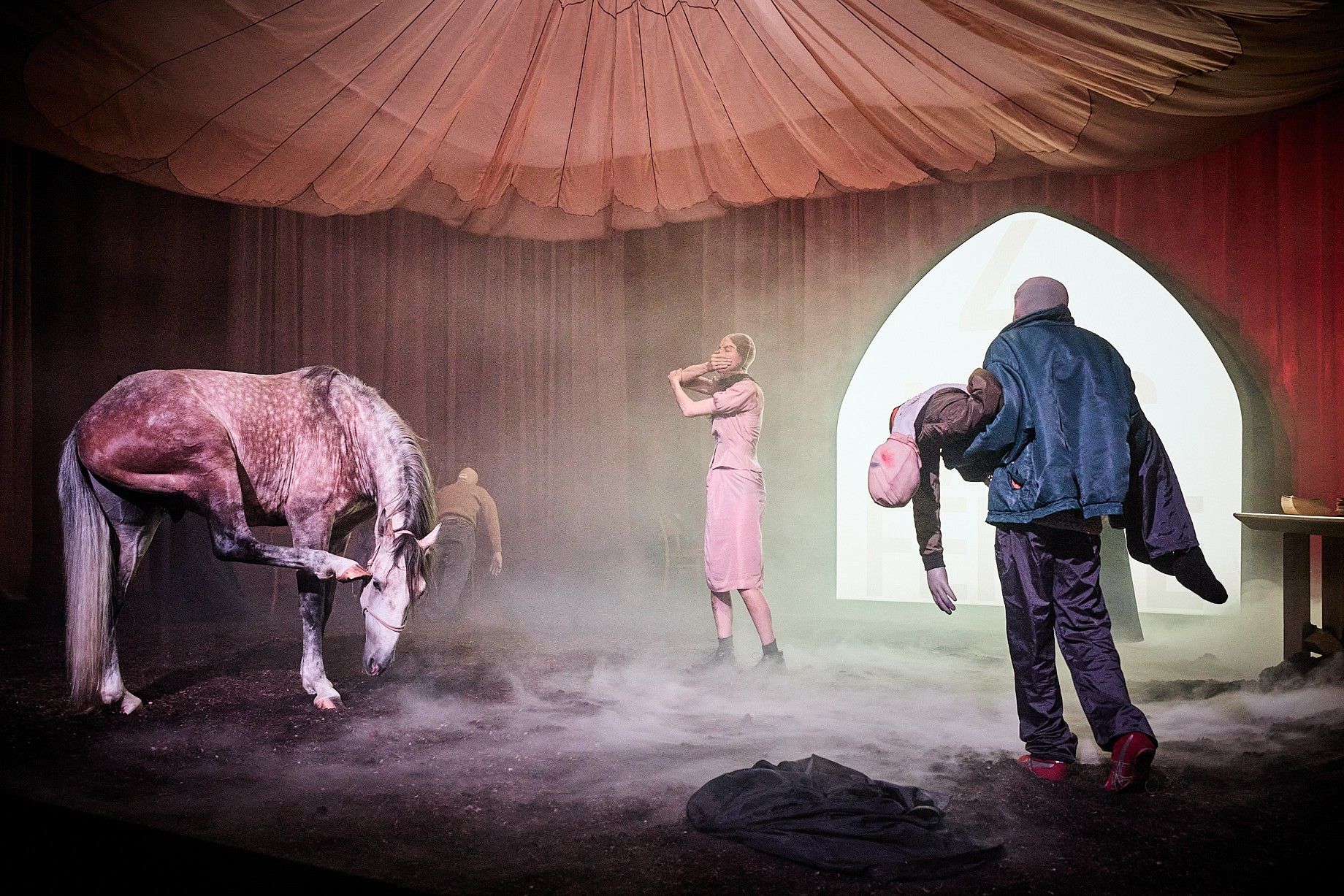 «لویاتان»؛ آخرالزمان و اسبی که روی صحنه بازی می‌کند