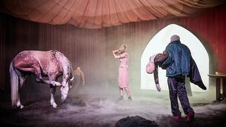 «لویاتان»؛ آخرالزمان و اسبی که روی صحنه بازی میکند