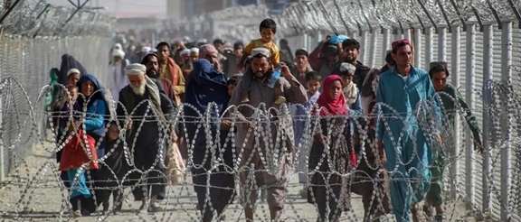 Afghan migrants at the border with Iran