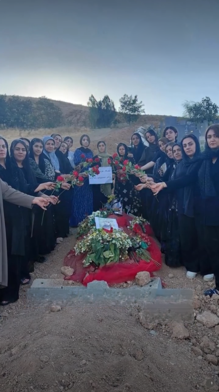 تجمع زنان و خانواده نیلوفر مجاوری بر مزار او در اعتراض به قتلش؛ پیرانشهر، ۱۸ شهریور ۱۴۰۵