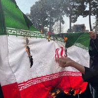 دانشجویان پرچم جمهوری اسلامی را آتش زدند؛ مرحلهای تازه در گسست ملت از حاکمیت