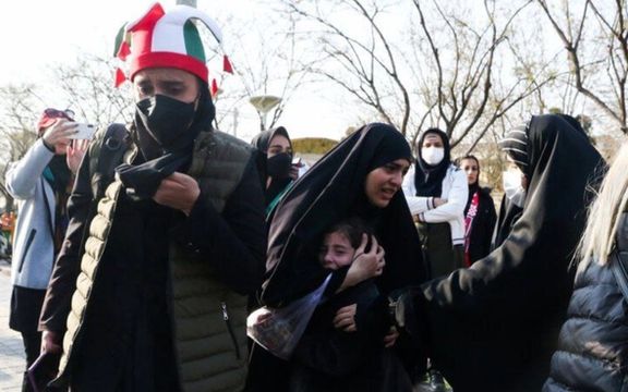 استنكار واسع لمنع الإيرانيات من دخول ملعب مشهد والاعتداء عليهن برذاذ الفلفل