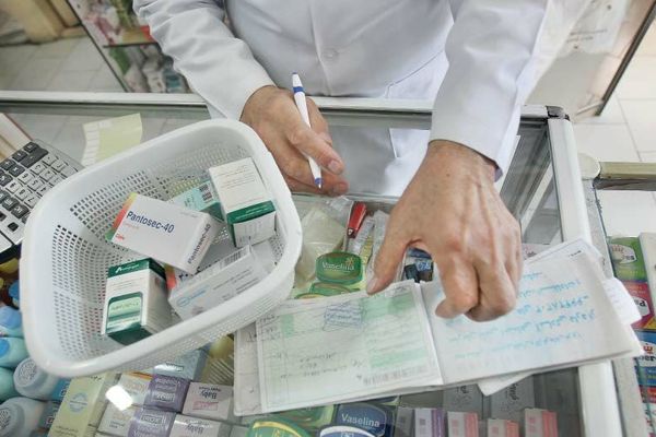 نماینده مجلس: سرنوشت ۷۰۰ میلیون دلار بودجه تامین دارویی نامشخص است