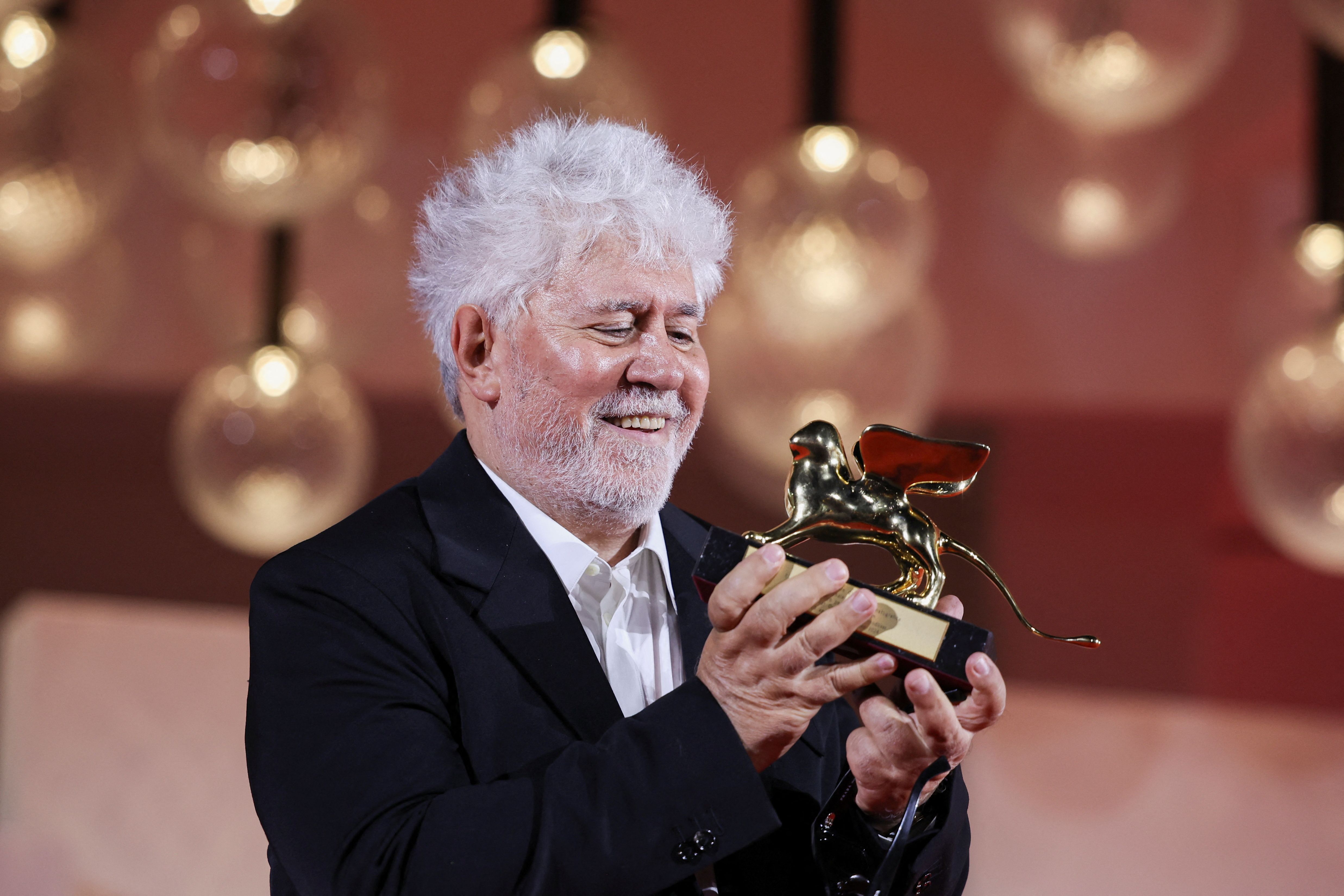 جایزه شیر طلایی جشنواره فیلم ونیز برای بهترین فیلم به «اتاق مجاور» محصول اسپانیا رسید