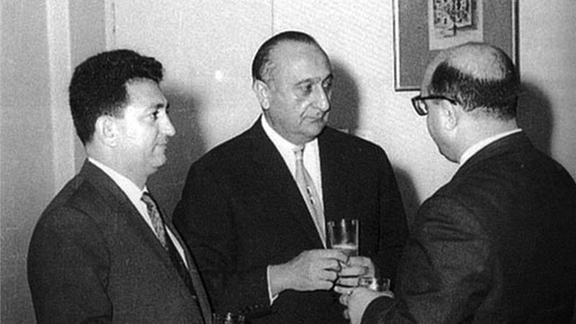 مئیر عزری، سمت چپ در کنار ارتشبد نصیری، رئیس ساواک، نفر وسط و جکوب نمرودی