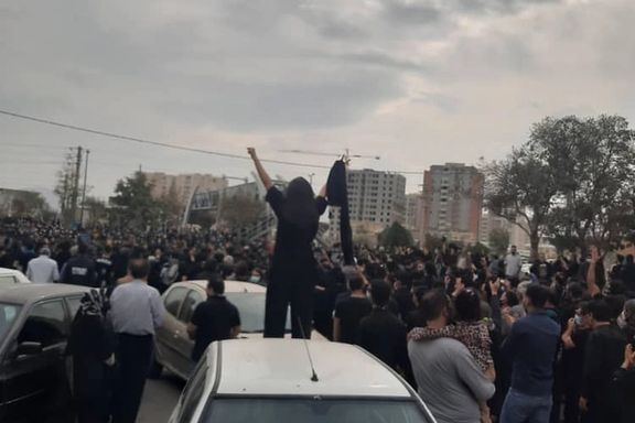 احتجاجات إيران: مشاركة حاشدة لأهالي أراك وكرمانشاه في تأبين ضحاياهم.. وهتافات ضد النظام