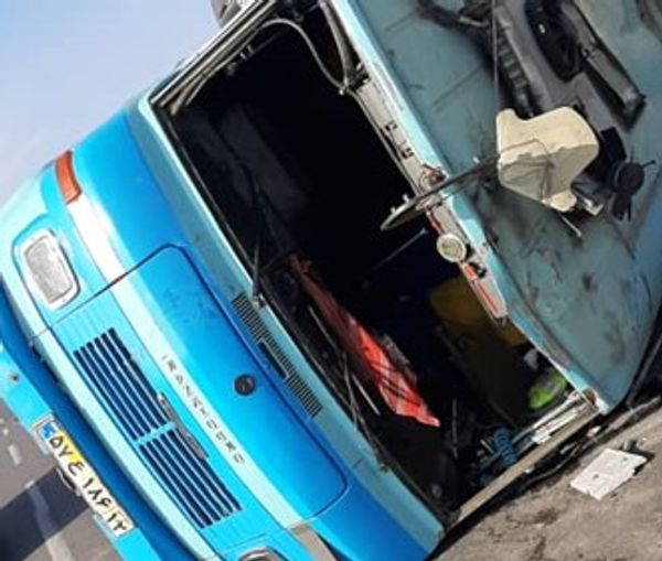 مصرع ستة أشخاص إثر سقوط حافلة في وادٍ شمال غربي إيران