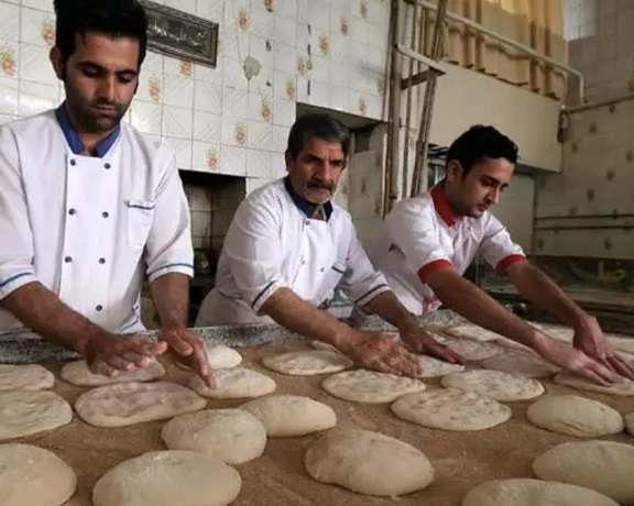 رغم تأكيد المسؤولين أن رفع السعر "خط أحمر".. زيادة أسعار الخبز في 13 محافظة إيرانية