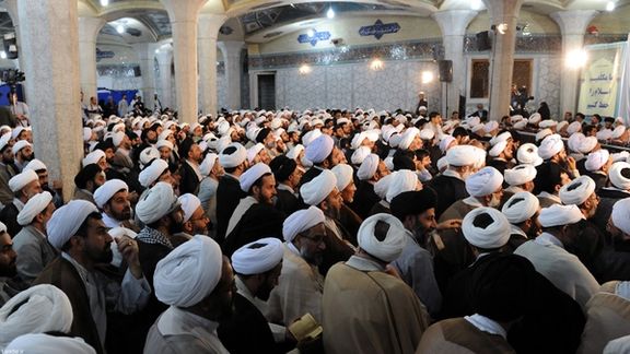 گزارش تجارتنیوز: طلبهها و اساتید حوزه علمیه پیش از بیماران نادر واکسن دریافت خواهند کرد