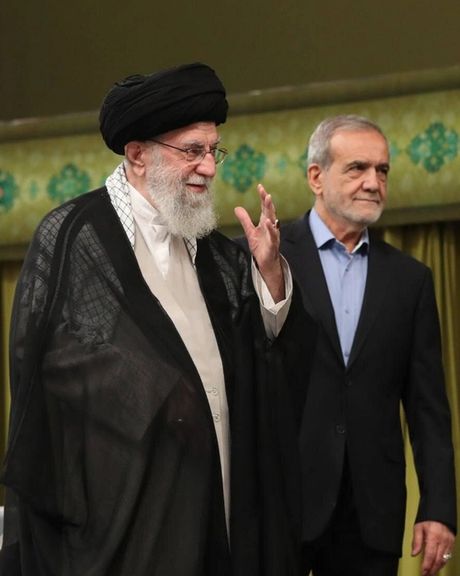 علی خامنهای: پزشکیان پر تلاش است و از او حمایت کنید