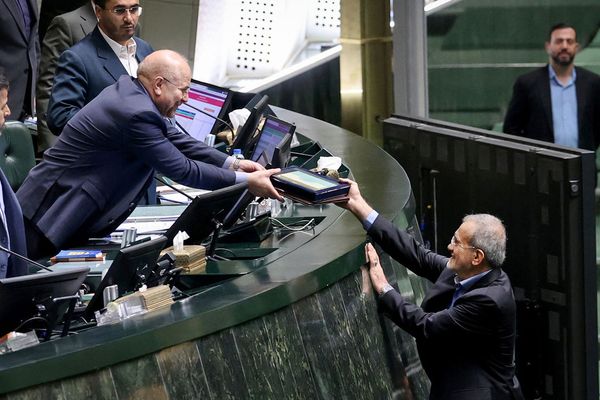 خلف أبواب مغلقة.. البرلمان الإيراني يناقش فشل سياسات الدعم والأزمة الاقتصادية