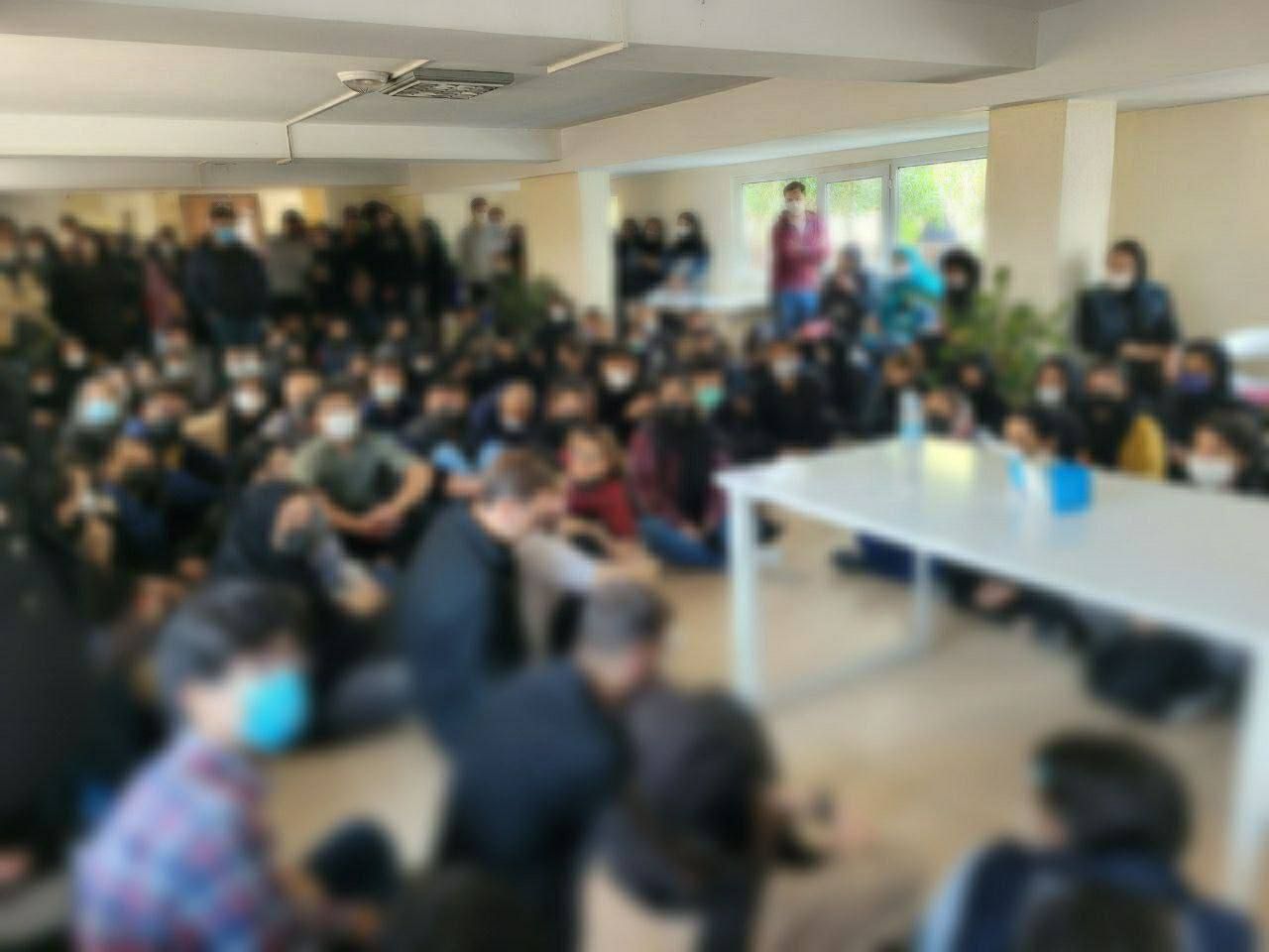 انتفاضة الإيرانيين تتواصل: إضراب في الأسواق.. ومظاهرات في الشوارع.. وتجمعات طلابية