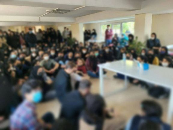 انتفاضة الإيرانيين تتواصل: إضراب في الأسواق.. ومظاهرات في الشوارع.. وتجمعات طلابية