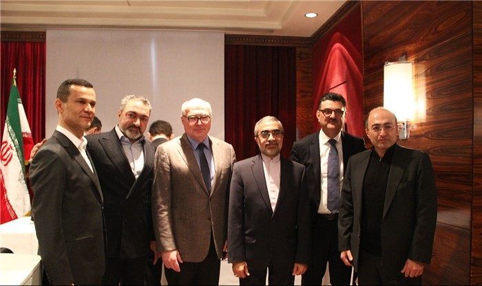 از راست به چپ؛ نفر اول : حمید کشاورز توچایی، نفر سوم: علی آهنی، سفیر سابق جمهوری اسلامی در فرانسه، نفر پنجم: حمیدرضا صمدی، مالک هلدینگ رایزکو، از مالکان خرد ایران خودرو، نزدیک به کروز، نفر شش: محمد علی‌پور فطرتی