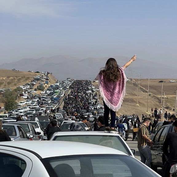 تصویری از شجاعت یک زن در مراسم چهلم مهسا امینی