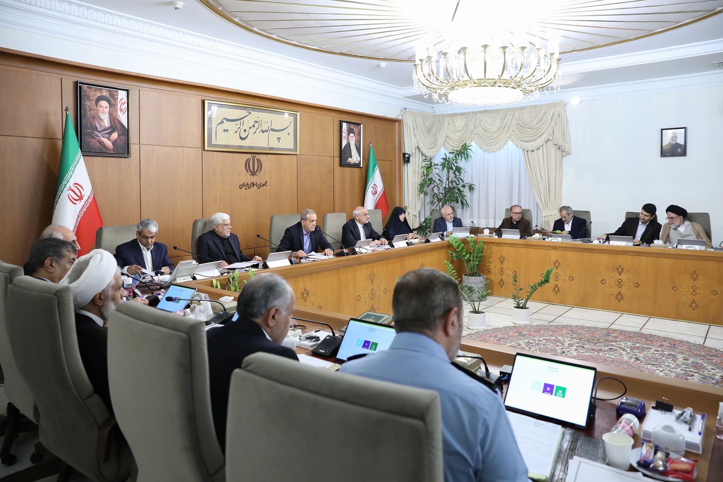 Experts express alarm over Pezeshkian government's behavior