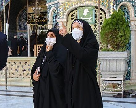 حضور سفیر استرالیا با چادر در آرامگاه حضرت معصومه در قم