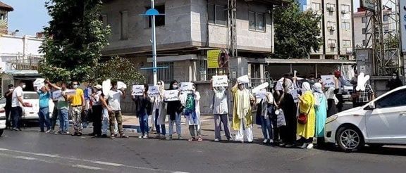 گروهی از ساکنان بندر انزلی در اعتراض به قطعی برق مقابل ساختمان اداره برق تجمع کردند