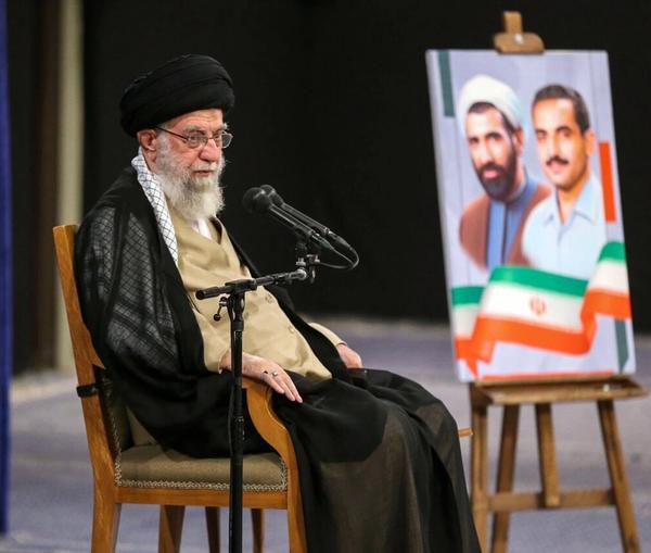 رغم اعترافه بمشكلات المواطنين.. المرشد الإيراني يشيد بالحكومة ويطالبها بتجاهل الانتقادات