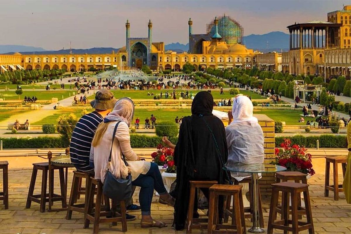 Foreign tourists in the Iranians city of Esfahan (Isfahan) 